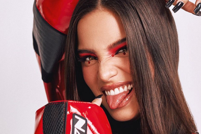 MDZol | Emilia Mernes usa los brillos o strass para resaltar la mirada.