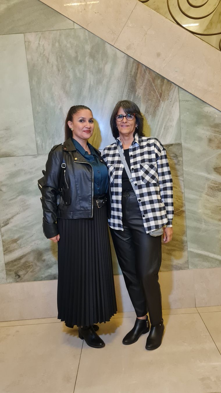 Paola Escudero mamá de Victoria Zárraga, la joven cantante que homenajeó a la inolvidable integrante de ABBA Agnetha Fältskog, posa junto a su amiga Claudia Caicedo. Paola Escudero mamá de Victoria Zárraga, la joven cantante que homenajeó a la inolvidable integrante de ABBA Agnetha Fältskog, posa junto a su amiga Claudia Caicedo.