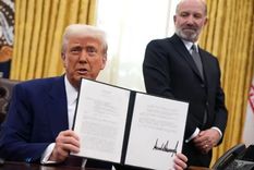 El presidente de Estados Unidos, Donald Trump, puso su rúbrica a la decisión ejecutiva que determina un fuerte salto en aranceles a productos importados. Foto: BBC