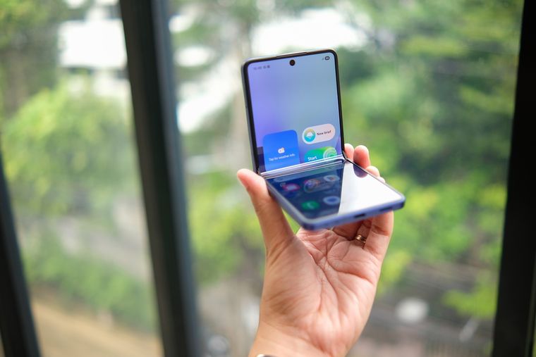 La bisagra renovada disminuye el grosor del Galaxy Z Flip8 cuando permanece cerrado. La bisagra renovada disminuye el grosor del Galaxy Z Flip8 cuando permanece cerrado.