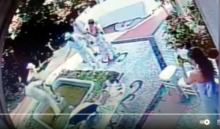 estatua influencers Captura de pantalla del instante en que destrozan la estatua. Foto: Captura de pantalla.