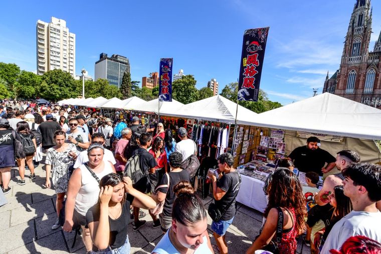 Adem&aacute;s del escenario central, hay una feria con muchas cosas t&iacute;picas.