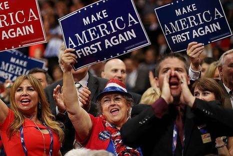 "America First" es un slogan que ha estado presente en las dos campañas presidenciales de Trump. "America First" es un slogan que ha estado presente en las dos campañas presidenciales de Trump.