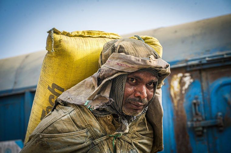 Ram Chandra, un empleado ferroviario, afirma que el calor de este verano es el peor que ha sufrido en años de trabajo.
