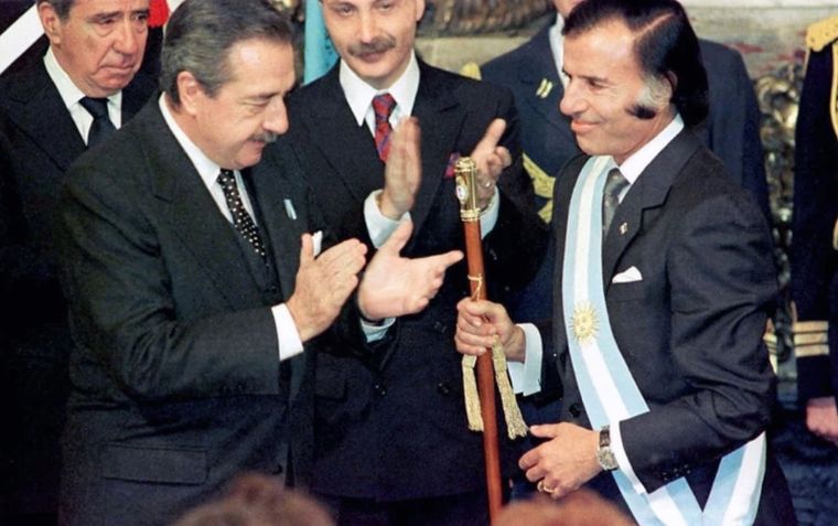 Menem alfonsín El primer traspaso de mando de dos presidente democráticos luego de la dictadura.