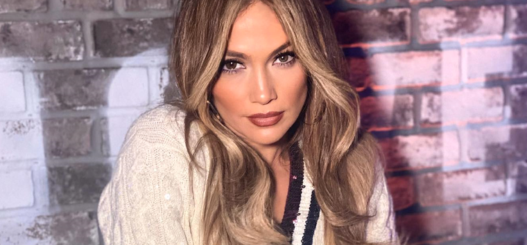 Jennifer Lopez impone tendencias en la moda desde hace tres décadas. Foto: Instagram @jlo
