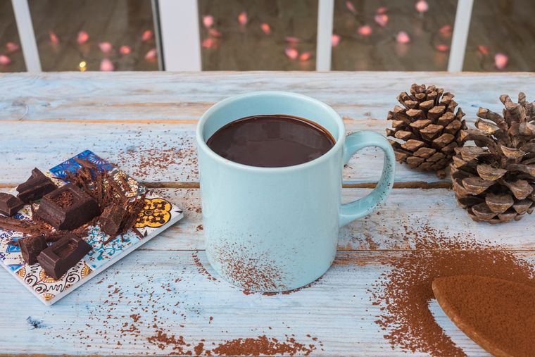 Así se hace la receta de chocolate caliente espeso perfecta.