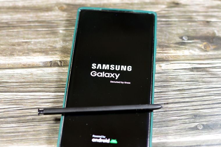 La compatibilidad con AirDrop llega a los dispositivos Samsung para agilizar transferencias. La compatibilidad con AirDrop llega a los dispositivos Samsung para agilizar transferencias.
