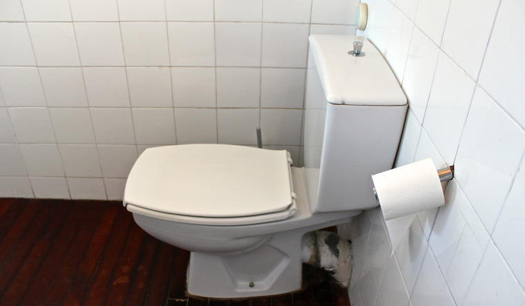 Es clave bajar la tapa del inodoro. Es clave bajar la tapa del inodoro.