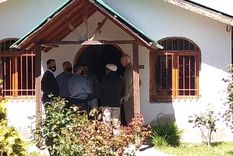 mapuches tomaron una iglesia y golpearon al sacerdote en el bolson