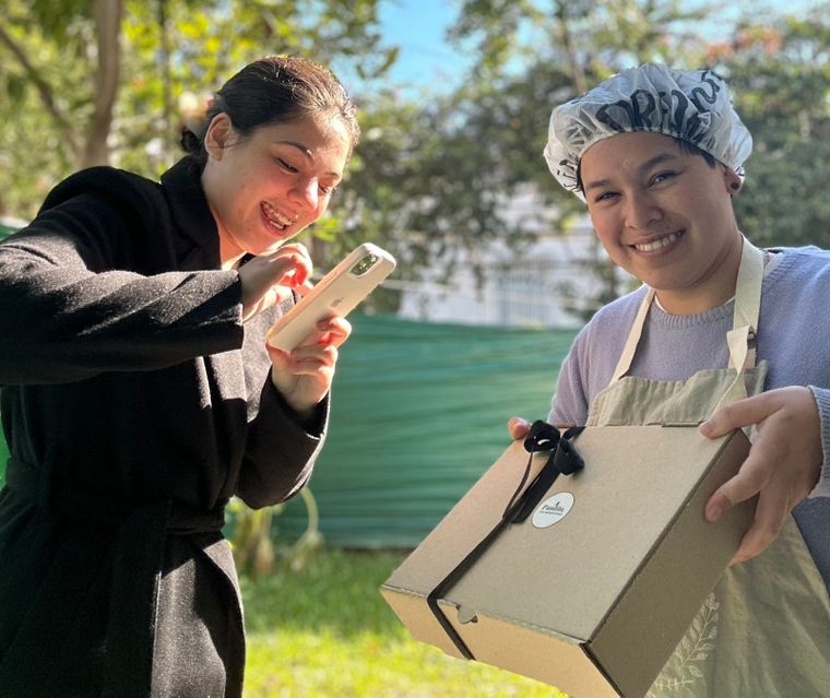 Desde Villa Pueyrredón, Ari y Noe envían las tortitas de Pandito a cualquier ciudad del país. Desde Villa Pueyrredón, Ari y Noe envían las tortitas de Pandito a cualquier ciudad del país.