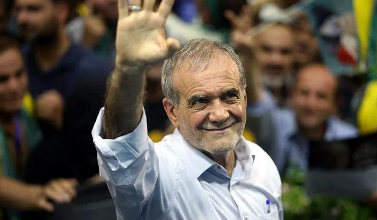 El presidente de Irán, Masoud Pezeshkian, advirtió que su país responderá de manera “dura” frente a cualquier acto de agresión, en un nuevo capítulo de tensión con Estados Unidos. Foto EFE