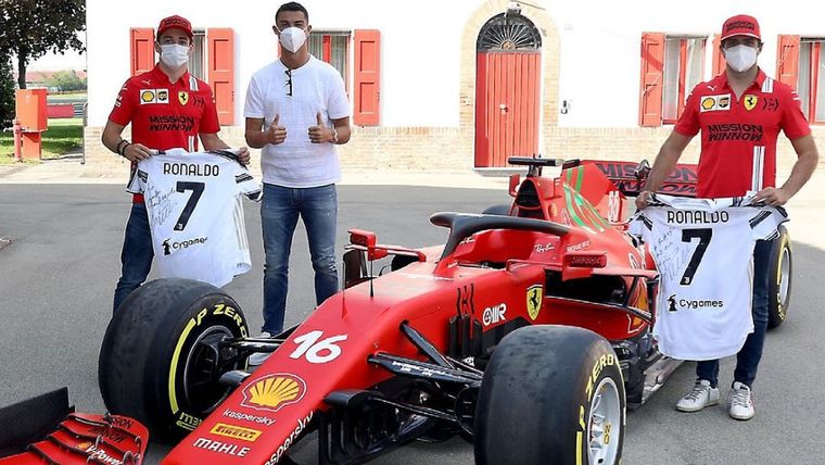 Cristiano junto a Charles Leclerc y Carlos Sainz Foto: Ferrari