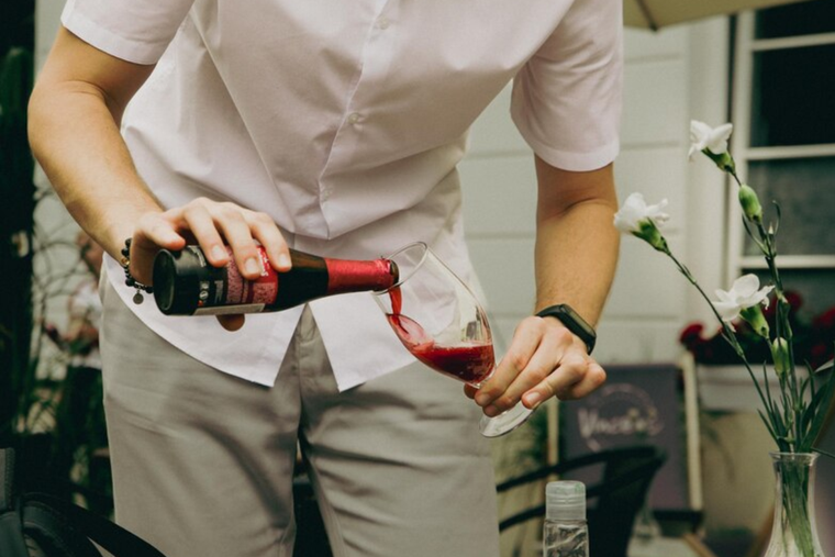 Los trucos infalibles para sacar el vino tinto de la ropa blanca Foto: Freepick