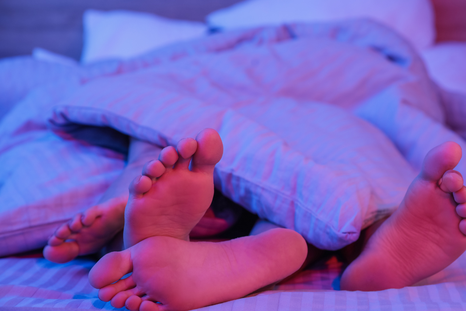 El frío, la cama y una pregunta inevitable: ¿las personas tienen más sexo en invierno? Foto: Canva El frío, la cama y una pregunta inevitable: ¿las personas tienen más sexo en invierno? Foto: Canva