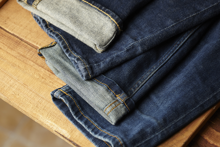 Aprende a arreglar el dobladillo de tus pantalones para que queden perfectos. Foto: Freepik