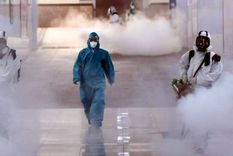 coronavirus: camiones empapan las calles de wuhan, en china