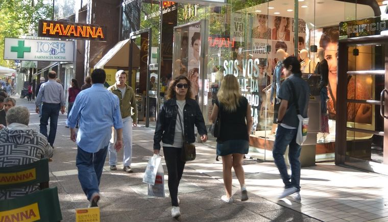 Los comercios de Mendoza han bajado sus ventas. Los comercios de Mendoza han bajado sus ventas.