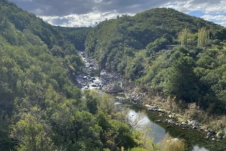 El pueblo de Alpa Corral se extiende junto al río de los Sauces en el sur cordobés. El pueblo de Alpa Corral se extiende junto al río de los Sauces en el sur cordobés.