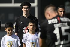 Spreen poco antes del comienzo del partido que le costó 20 millones de pesos a Víctor Stinfale, titular de Deportivo Riestra. Foto: FotoBaires