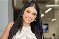 La exreina de la belleza luce su abdomen con una bikini ideal