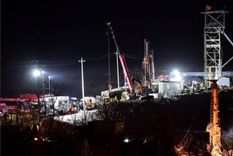Se cree que los mineros están atrapados a unos 600 metros de la salida de la mina, dañada por una explosión.