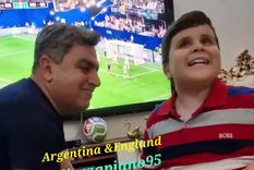 Un niño ciego siguió el partido de Argentina a la semifinal del Mundial con un tablero táctil creado por su padre.