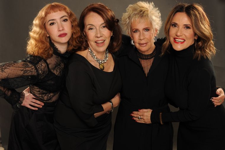 Viuda e hijas se presenta de miércoles a domingo en el Multitabaris.