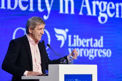 MDZol | El ministro de Economía Luis Caputo por ahora sonríe ante el superávit fiscal primario y financiero obteniendo, pero sigue bajo la atenta mirada de Javier Milei. Foto: Noticias Argentinas