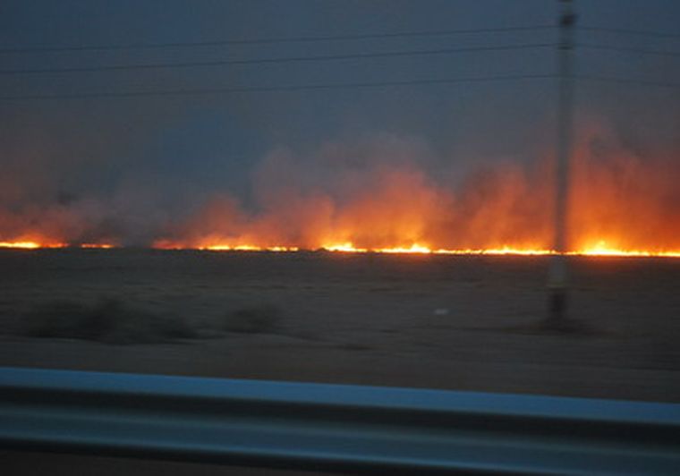Incendio visto desde la Ruta 40 a la altura de Zapata. Foto: Gentileza Nadia Haron