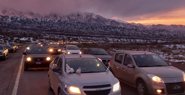 Las filas de autos a la altura de Agua de las Avispas. Familias aguardan para volver al Gran Mendoza hace horas. Foto: Maximiliano Ríos/MDZ