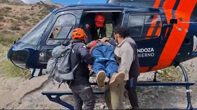 El hombre herido siendo introducido al helicóptero Halcón 2.