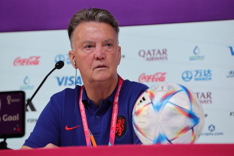 Louis Van Gaal El entrenador neerlandés podría hacer un cambio de último momento para el partido con Argentina. Foto: EFE