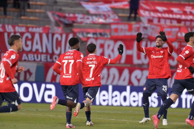 Santiago Montiel empató de penal y Álvaro Angulo puso el 2-1 para la gran victoria del Rojo, que está en octavos de final de la Copa Argentina.