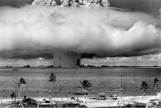 la huella de la primera bomba nuclear explosionada en el mar que todavia es visible en bikini despues de 73 anos