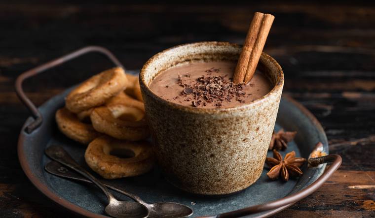 La receta original del champurrado era mucho más espesa y se bebía como alimento energético, especialmente por trabajadores y viajeros.