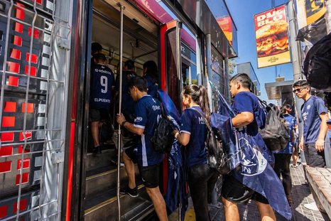 el clasico tambien se jugo en el transporte: colectivos cargados y el metrotranvia repleto de hinchas el clasico tambien se jugo en el transporte: colectivos cargados y el metrotranvia repleto de hinchas
