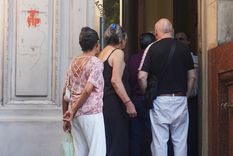 Los clientes se sorprendieron al encontrar la sucursal cerrada y se generó malestar. Foto: Rodrigo DAngelo / MDZ