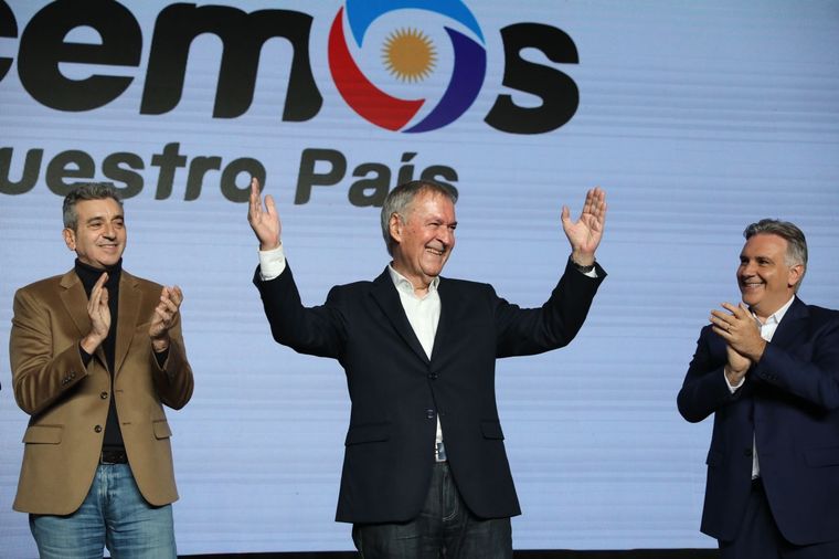 El candidato de Hacemos por Nuestro País estuvo en La Rural de Palermo junto a Florencio Randazzo y el gobernador electo Martín Llaryora Foto: Prensa Hacemos por nuestro país