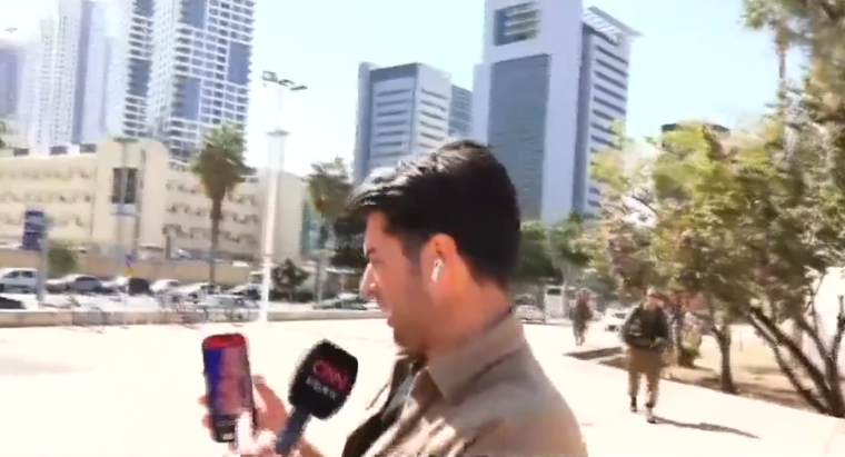 El momento en el que dos hombres se acercan a los periodistas de CNN Turquía.