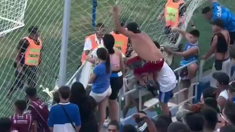 Los hinchas de Godoy Cruz se enfrentaron con la policía.&nbsp;