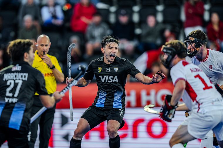 Bautista Capurro (31) festeja junto a Tadeo Marcucci (27). Los Leones vencieron a Inglaterra por 3 a 1 y mantienen la ilusión intacta.