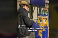 El bolso permite que los pasajeros de avión no paguen equipaje extra Foto: Captura de video