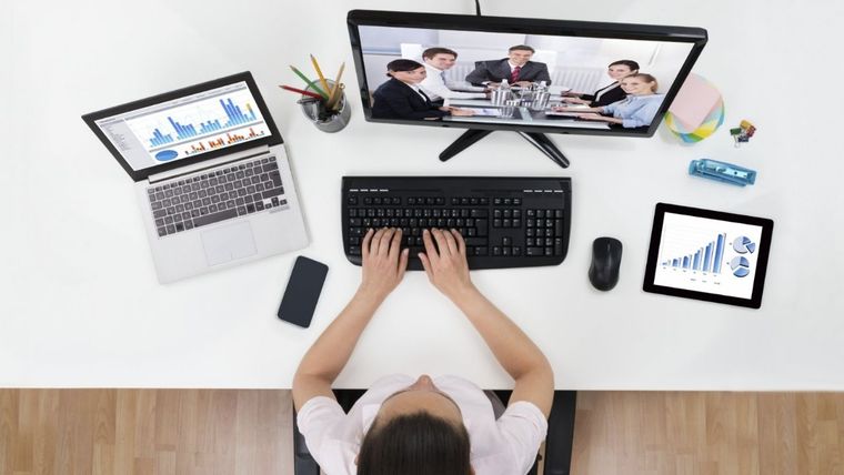 El atractivo principal de poder trabajar de forma remota, principalmente pasa por el hecho de poder hacer una muy buena diferencia económica al cobrar en dólares Foto: MDZ