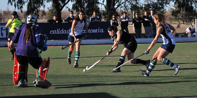 La capitana de las verdes, Julia Huerta, define con categoría en la apertura del marcador. Foto: Agustín Mauricio/Mediamza.com