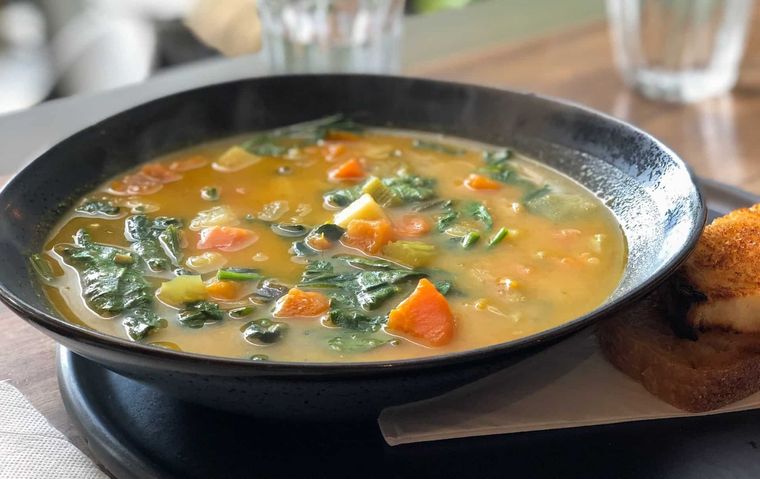 Disfruta de un plato caliente y sabroso en simples pasos ¡una delicia!