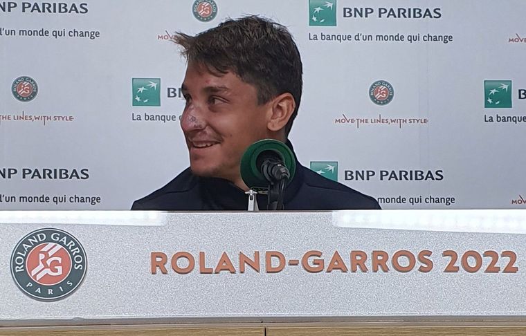 Camilo Ugo Carabelli, con los rastros del accidente que sufrió en el hotel al desmayarse.