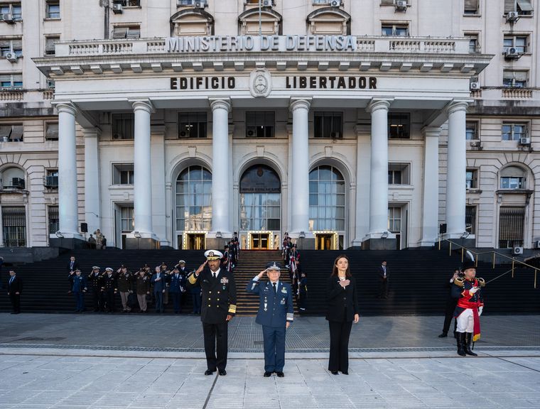 Durante su nueva visita a la Argentina, el jefe del Comando Sur de Estados Unidos, Alvin Holsey, volverá a reunirse con Xavier Isaac, el jefe del Estado Mayor Conjunto de las Fuerzas Armadas. Durante su nueva visita a la Argentina, el jefe del Comando Sur de Estados Unidos, Alvin Holsey, volverá a reunirse con Xavier Isaac, el jefe del Estado Mayor Conjunto de las Fuerzas Armadas.
