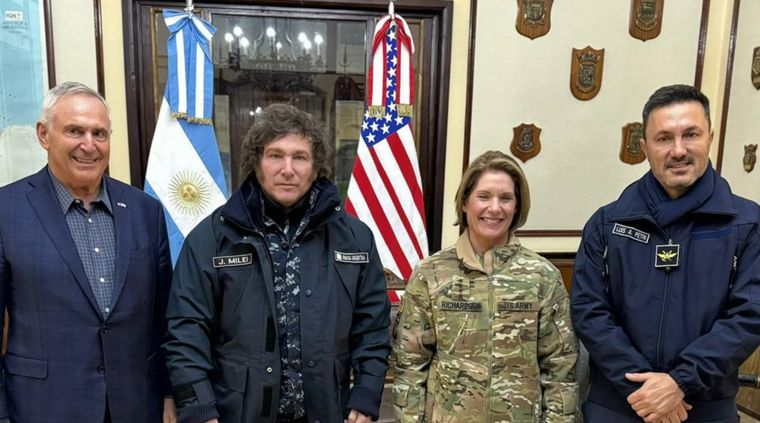 Milei junto a la exjefe del Comando Sur de los Estados Unidos, Laura J. Richardson en Ushuaia Milei junto a la exjefe del Comando Sur de los Estados Unidos, Laura J. Richardson en Ushuaia
