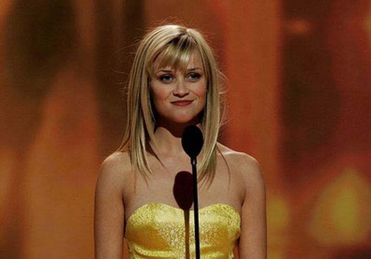 Con su vestido amarillo Reese se adelantó a lo que sería uno de los colores más usados del año. Foto: Web